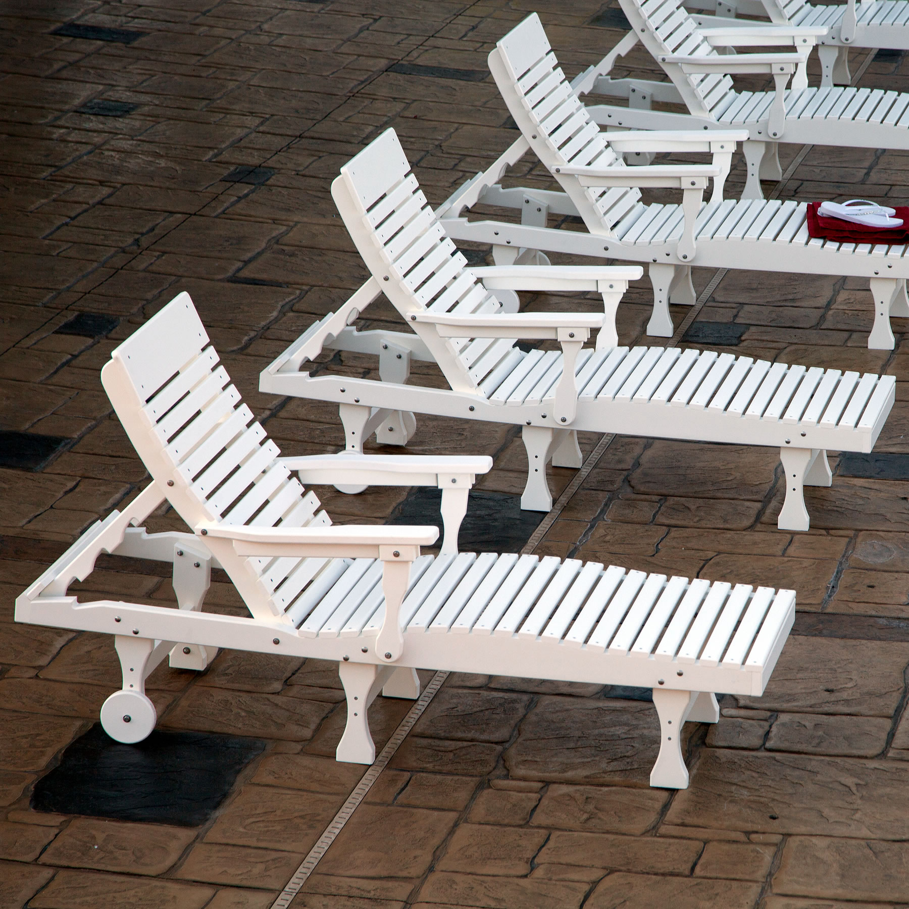 Berlin Gardens Casual-Back Chaise Lounge