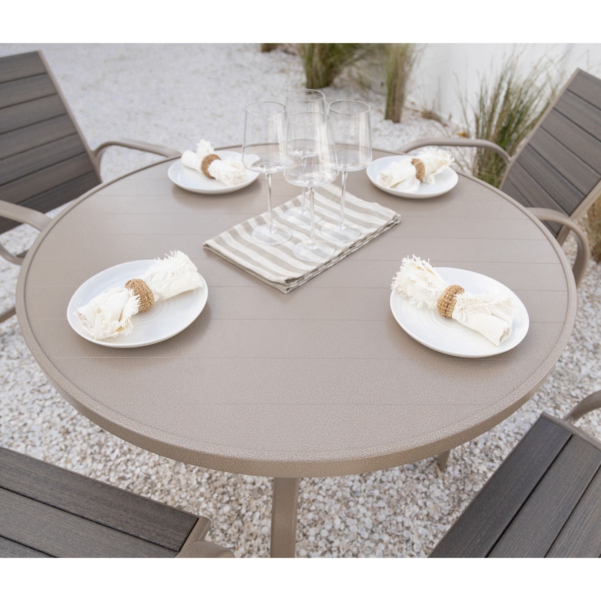 Berlin Gardens Murphy 42 in Round Dining Table