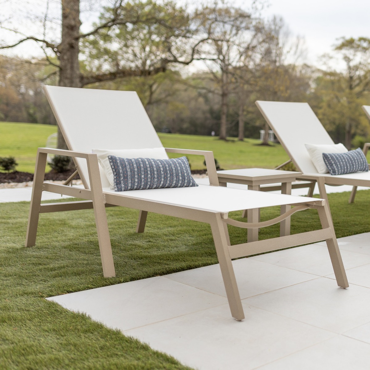 Berlin Gardens Vida Sling Chaise with Arms