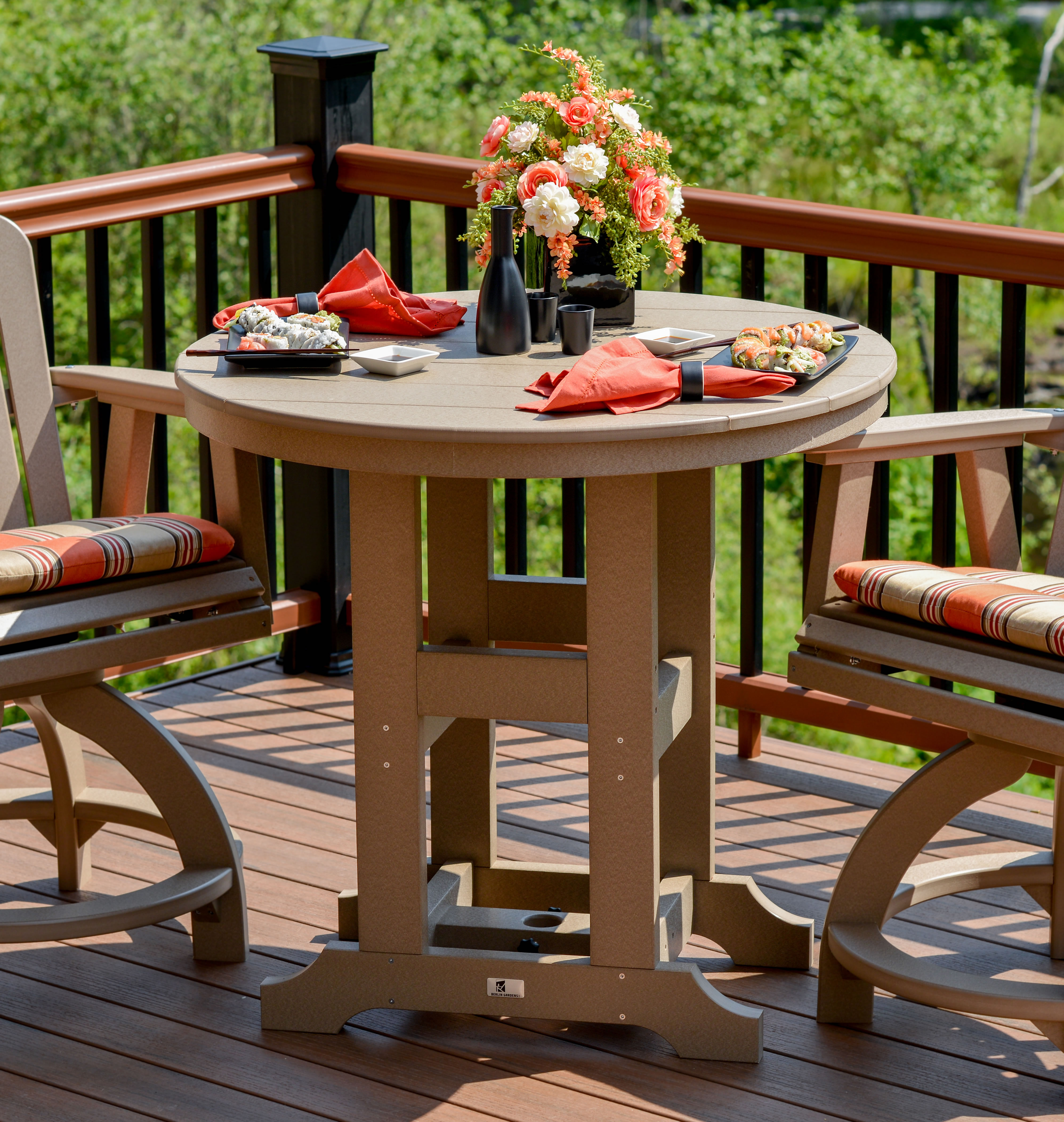 Garden Classic 38 in Round Dining Table