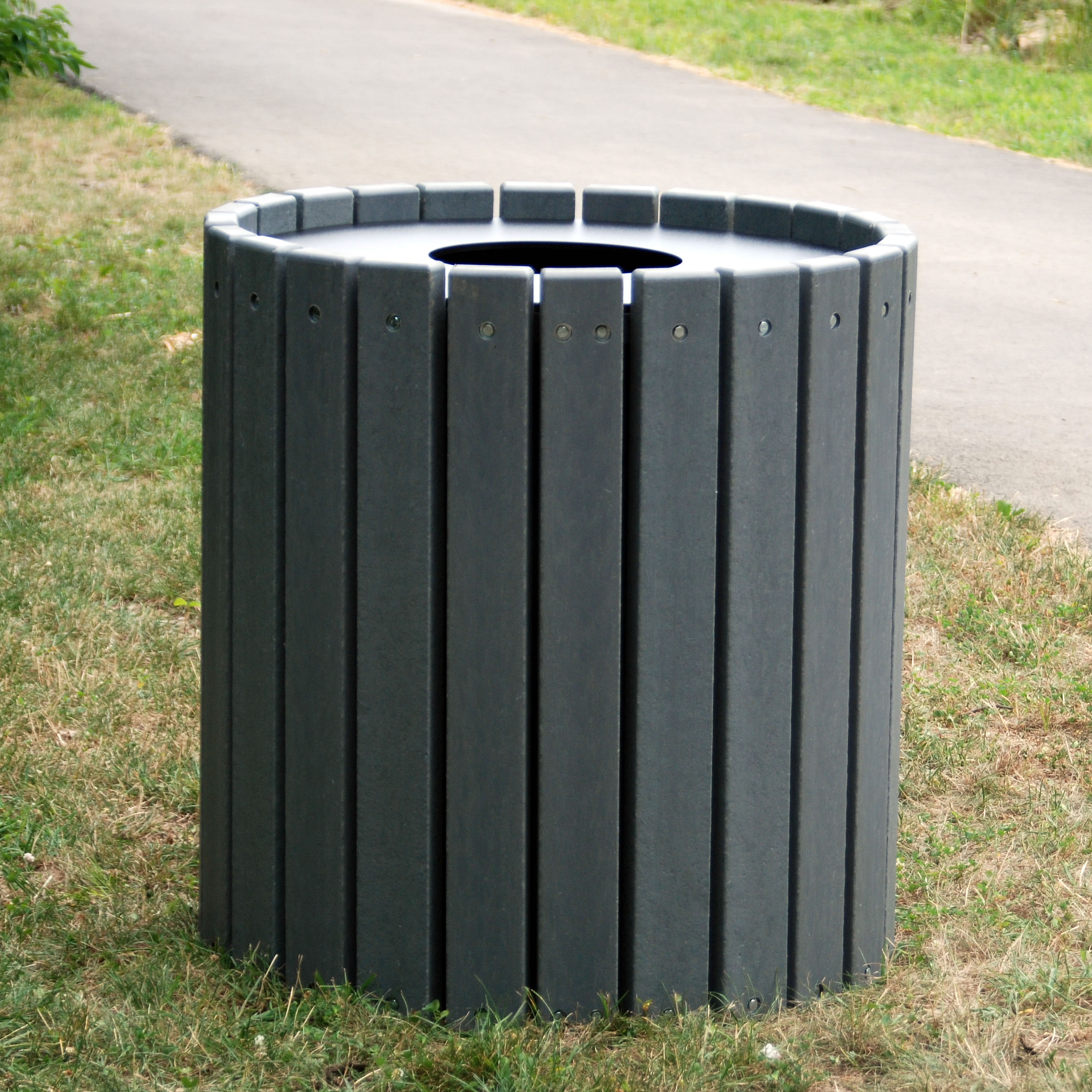 Frog Furnishings Heavy Duty Round Trash Receptacle - 32 gal