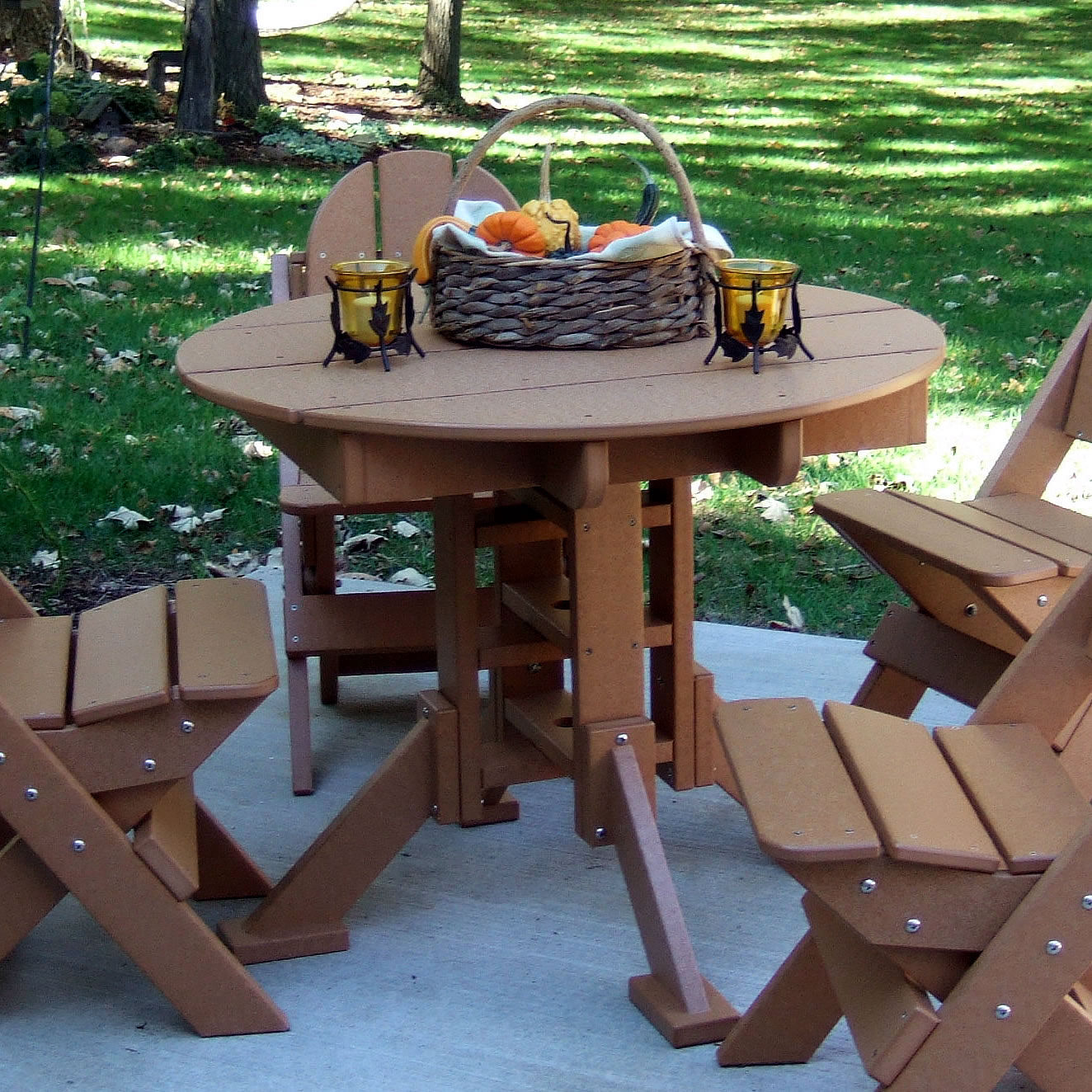 Tailwind Wisconsin Round Dining Table